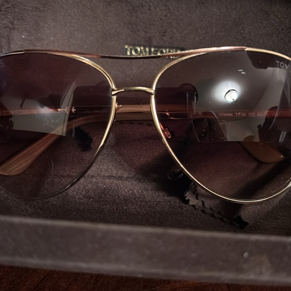 Tom Ford aviator sunglasses.minor scratch on lens - Picture 2 of 3